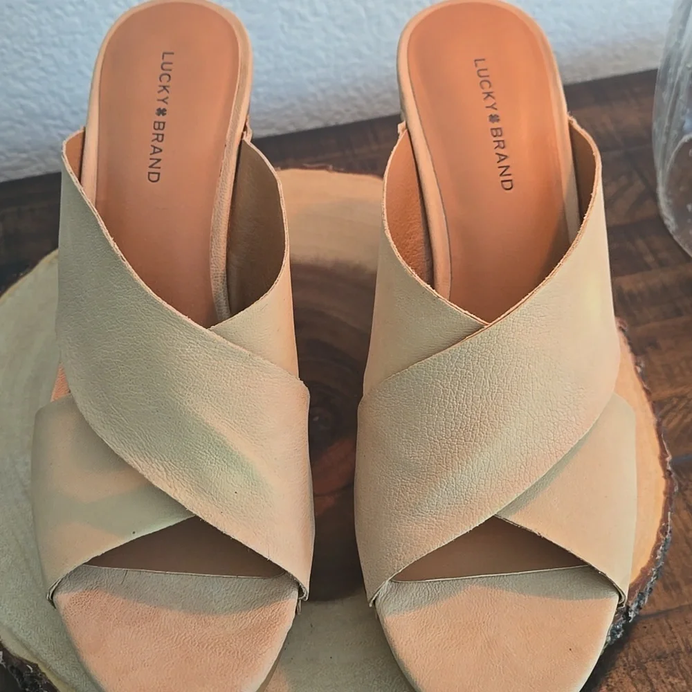 LUCKY BRAND Takara High Heel Woodgrain Platform Embellished Trim Sandal SZ 10 - Picture 3 of 13